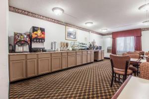 a hotel room with a cafeteria with aasteryasteryasteryasteryasteryasteryasteryastery at Econo Lodge in Lexington +20 photos
