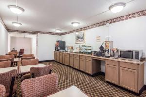 a waiting room with a counter and chairs at Econo Lodge in Lexington