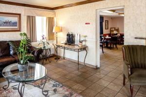 卡森市的住宿－內華達州議會大廈卡森城羅德威旅館，客厅配有沙发和桌子