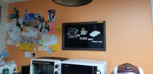 Birdsnest Hostel Hongdae Foreigner only的厨房或小厨房