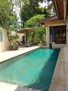 una piscina frente a una casa en Villa Bulan Mas, en Ubud