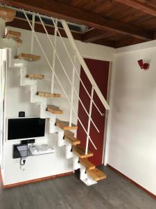 TV a/nebo společenská místnost v ubytování Iguane Rouge