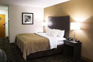 A bed or beds in a room at Quality Inn Clinton-Knoxville North