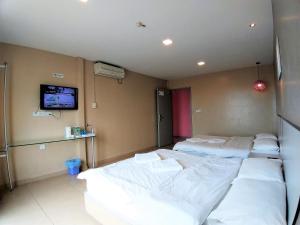 Postel nebo postele na pokoji v ubytování Hotel Jelai @ Temerloh, Pahang