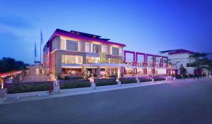 a hotel with a sign on the front of it at OS Style Hotel Batam Powered by Archipelago in Batu Aji