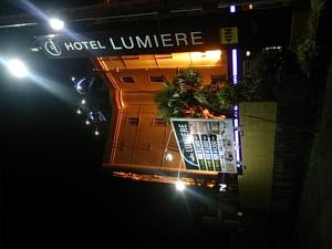 Um supermercado ou outras lojas no hotel ou nas proximidades