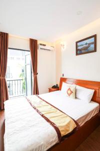 Tempat tidur dalam kamar di Khách sạn Triều Dâng