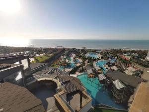 - une vue aérienne sur un complexe avec une piscine dans l'établissement Limak Lara Deluxe Hotel & Resort Antalya, à Lara