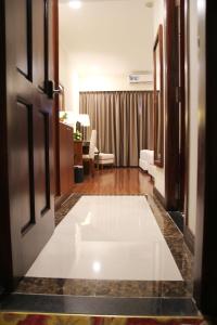 een woonkamer met een groot wit tapijt op de vloer bij Dong Khanh Hotel in Ho Chi Minh-stad