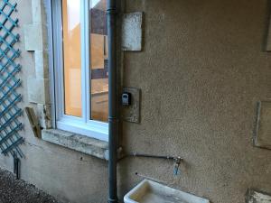 La salle de bains est pourvue d'un lavabo et d'une fenêtre. dans l'établissement Studio Gallieni, à La Châtre