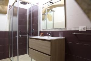 Et badeværelse på Appartamenti Maniace + 38 billeder