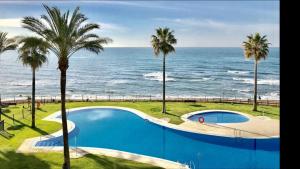 The swimming pool at or close to MI CAPRICHO 2F BEACHFRONT- Apartment with sea view - Costa del Sol