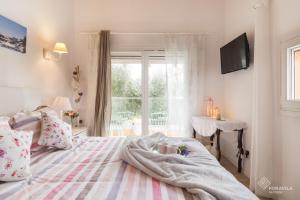 a bedroom with a bed with a blanket and a window at Can Marc in Vilafranca de Bonany