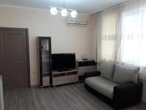 sala de estar con sofá y TV en Apart Magic, en Kardzhali