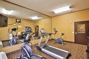 Fitness centrum a/nebo fitness zařízení v ubytování Sleep Inn & Suites University