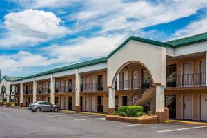 a building with a car parked in a parking lot at Quality Inn Bowling Green in Bowling Green