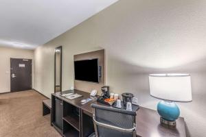 沃思堡Sleep Inn & Suites Fort Worth - Fossil Creek的配有书桌和电视的酒店房间