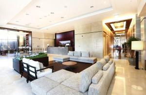 a large living room with couches and a table at Parksunshine Jeju in Seogwipo