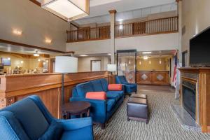 una sala de espera con sillas azules y chimenea en Comfort Inn & Suites Springfield I-44, en Springfield