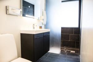 Ванна кімната в Comwell Hvide Hus Aalborg