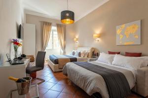 ローマにあるVeneto Prestige Apartmentのベッド2台とソファが備わるホテルルームです。