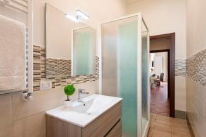 A bathroom at Veneto Prestige Apartment Még 37 kép