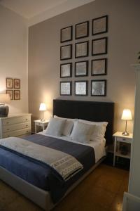 Uma cama ou camas num quarto em Palazzo Bignami