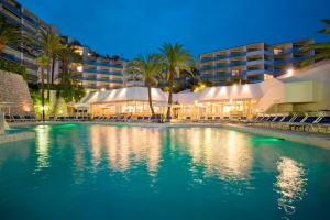 - une piscine en face de l'hôtel la nuit dans l'établissement Hotel Cannes Montfleury, à Cannes