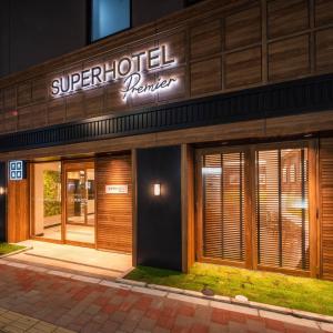 Super Hotel Premier Ginza في طوكيو: مبنى عليه لافته مكتوب عليها حارس فندق راقي