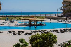 Bazén v ubytování Tolip Taba Resort And Spa nebo v jeho okolí