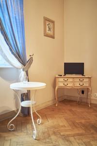 a room with a table and a desk with a computer at Belle Epoque in Poznań