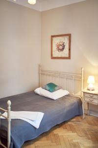 1 cama en un dormitorio con una foto en la pared en Belle Epoque, en Poznan