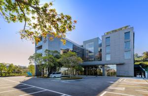 a parking lot in front of a building at Parksunshine Jeju in Seogwipo