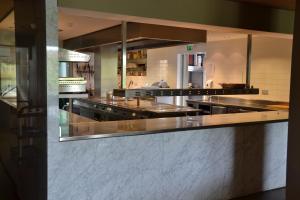 Kuchyň nebo kuchyňský kout v ubytování Fletcher Hotel - Restaurant Elzenduin