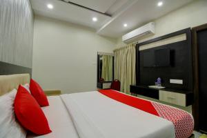 Shri Subham Residency tesisinde bir odada yatak veya yataklar