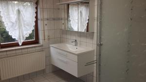 Koupelna v ubytování Ferienhaus "Werrablick-Frankenroda" + 9 fotografií