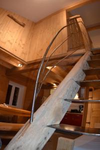 eine Wendeltreppe in einer Hütte mit Holzdecken in der Unterkunft Gite de charme la Chabotte - Royans / Vercors in Châtelus