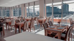 ห้องอาหารหรือที่รับประทานอาหารของ Legend Business Hotel Batumi