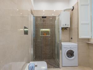 ein Badezimmer mit einer Dusche und einer Waschmaschine in der Unterkunft NATIONAL Luxury apartment in Rom