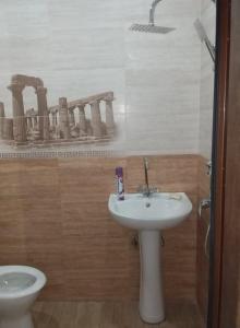 Vonios kambarys apgyvendinimo įstaigoje Resort Hotel surami