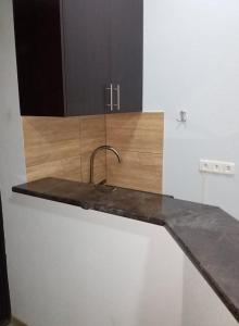 eine Küchentheke mit einem Waschbecken und einem Spiegel in der Unterkunft Resort Hotel surami in Surami