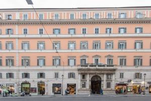 ein großes rosafarbenes Gebäude mit vielen Fenstern in der Unterkunft NATIONAL Luxury apartment in Rom