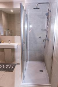 斯普利特的住宿－奧巴拉特魯姆比卡海景公寓，带淋浴和盥洗盆的浴室