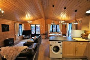 Küche und Wohnzimmer mit Waschmaschine in der Unterkunft Ben Lomond Lodge in Rowardennan