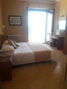 A bed or beds in a room at Hotel Beaurivage
