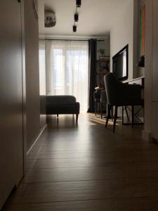 Televízia a/alebo spoločenská miestnosť v ubytovaní Like at Home Warsaw
