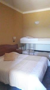 A bed or beds in a room at Hotel Beaurivage