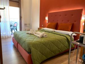 1 dormitorio con 1 cama grande y toallas. en Sant'Oronzo B&B, en Lecce