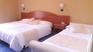 A bed or beds in a room at Hotel Beaurivage
