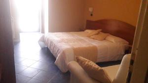 A bed or beds in a room at Hotel Beaurivage